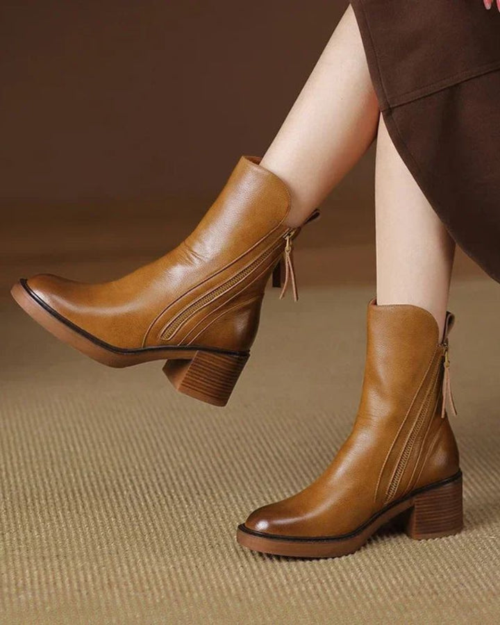 Saulė – Čierne kožené čižmy s pohodlným podpätkom, elegantné a nadčasové.
